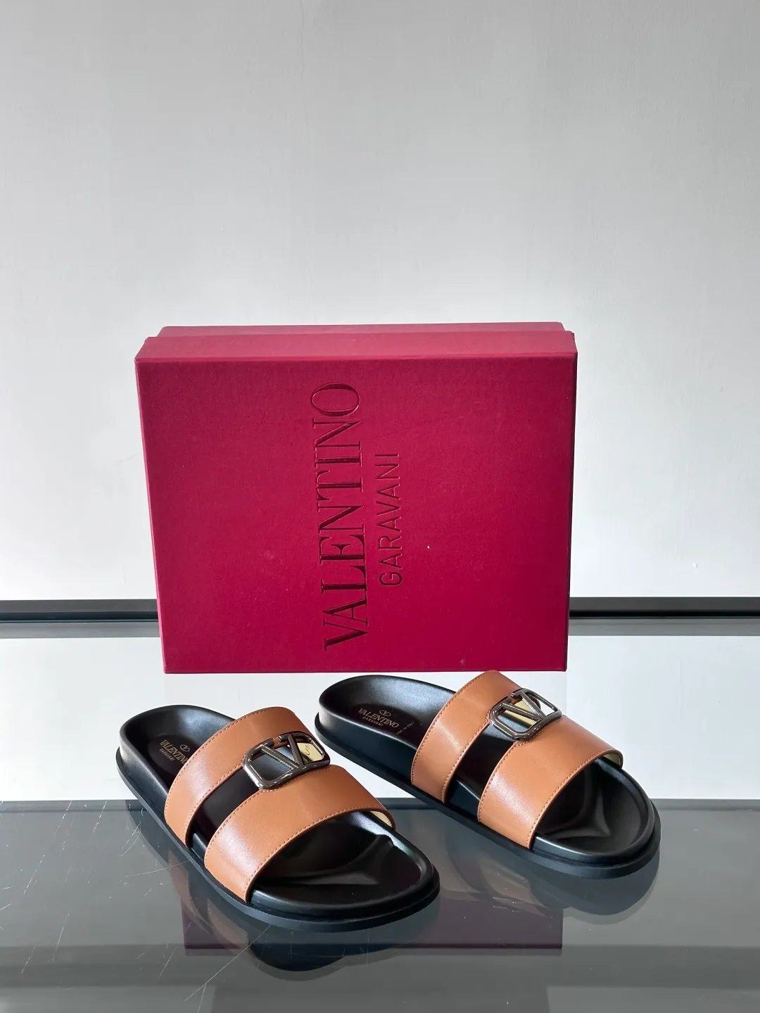 Men's shoes 💰p320 "VALENTINO" Valentino Men's 🧍‍♂️ Spring and summer new style metal rivet flat slippers, elegant sandals, the same style worn by celebrities, original molding, imported calfskin. Rubber outsole. Soft and durable, full set of counter packaging size: 39-44 (customized at 38.45.46)